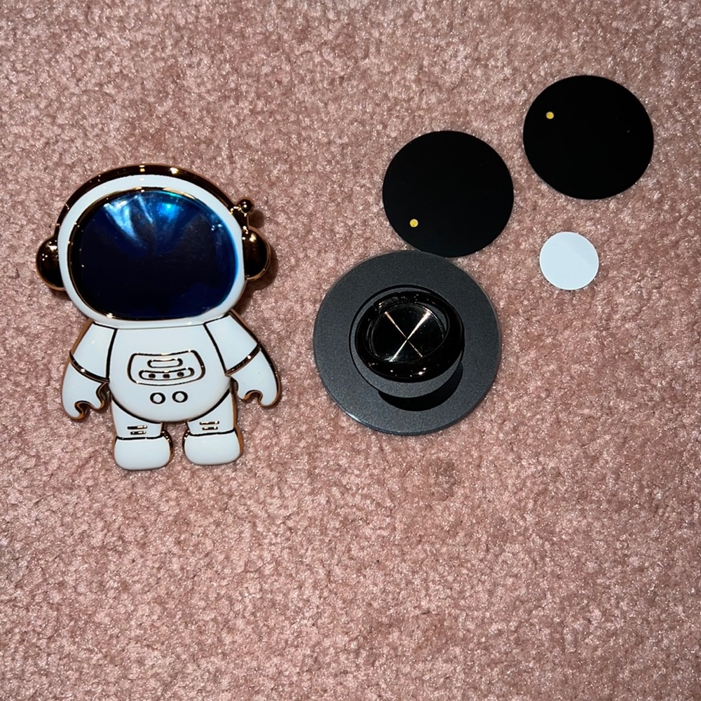 NWOT 2pc Magnetic Ring Mobile Phone Holder & Astronaut Phone stand